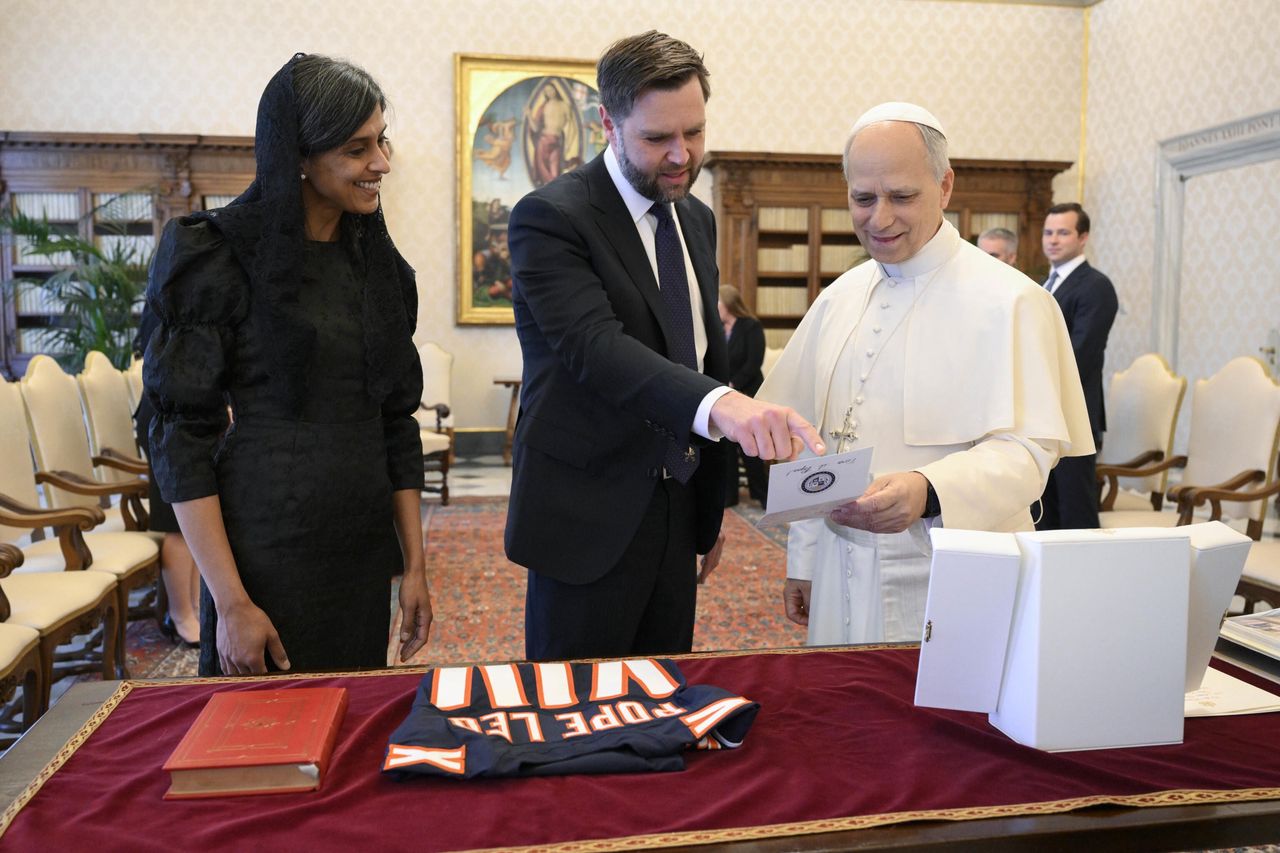Trump invites Pope Leo XIV to the U.S. amid peace talks