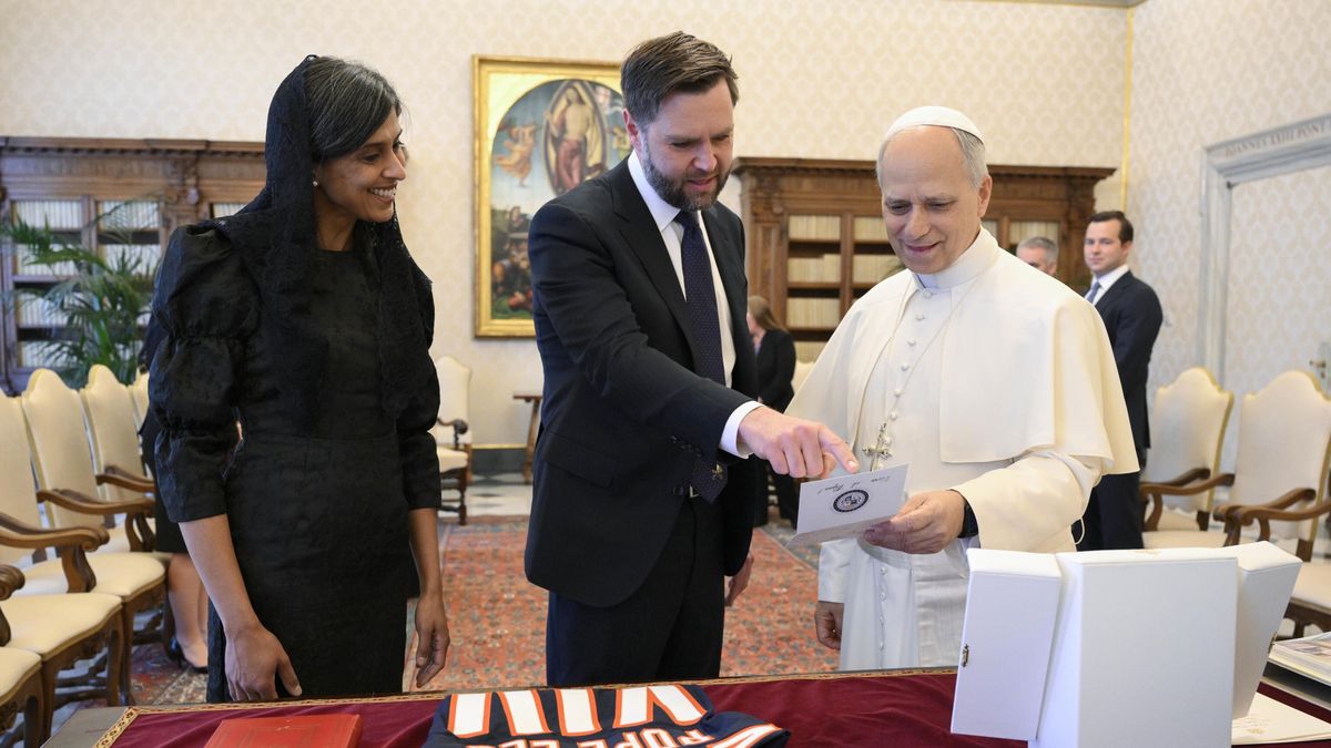 A handout picture provided by the Vatican Media shows US Vice President JD Vance and his wife Usha Vance with Pope Leo XIV during their meeting in the Vatican, May 19, 2025. EPA/VATICAN MEDIA HANDOUT HANDOUT EDITORIAL USE ONLY/NO SALES Dostawca: PAP/EPA.