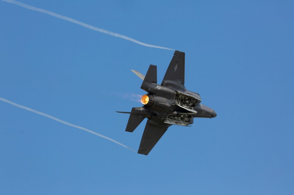 F-35B fighter jet crashes on Albuquerque runway. Pilot survives
