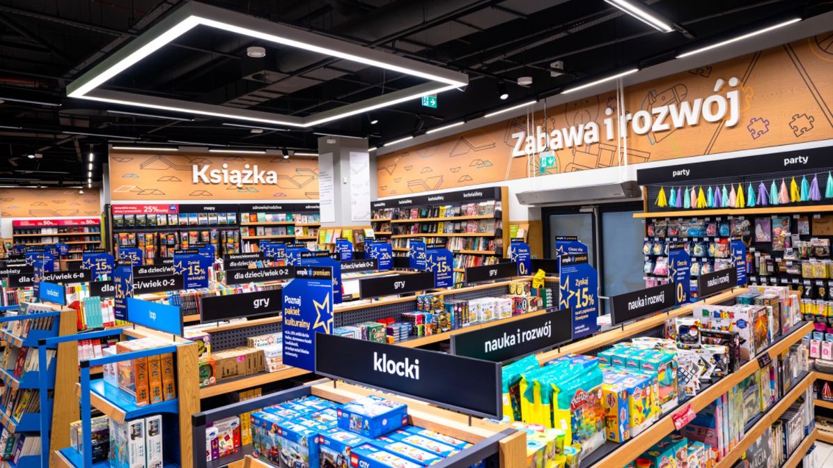 Empik posiada ponad 290 salonów stacjonarnych,  rozwija też swój e-sklep