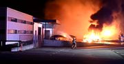 Pożar w szwedzkim salonie Tesli. Spłonęło co najmniej 7 aut
