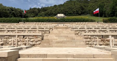 Sierp i młot na Monte Cassino. Białorusini składają kwiaty