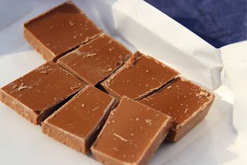 Czekolada w sklepie wciąż droga, choć składniki tanieją. Tak to tłumaczy producent