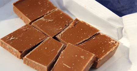 Czekolada w sklepie wciąż droga, choć składniki tanieją. Tak to tłumaczy producent