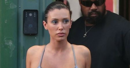U Bianki Censori po staremu. Tym razem żona Kanye Westa wybrała się na zakupy w mini i koronkowych rajstopach