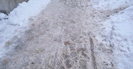 Nadchodzi kilkudniowa odwilż. Zalegający na chodnikach śnieg zamieni się w błoto pośniegowe