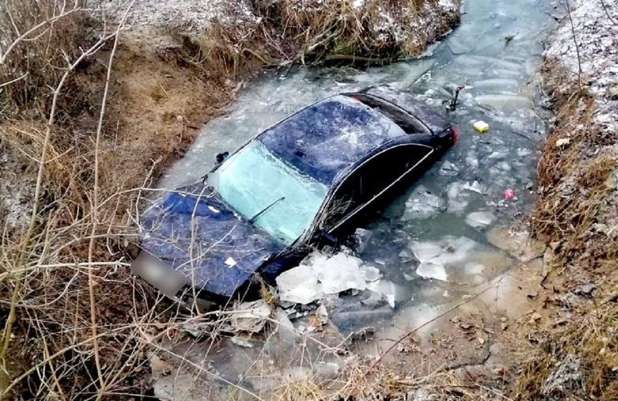 Audi wpadło do rowu melioracyjnego