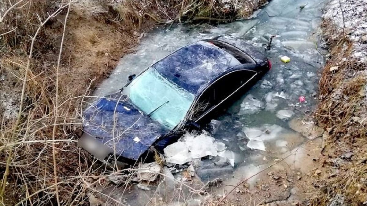 Audi wpadło do rowu melioracyjnego