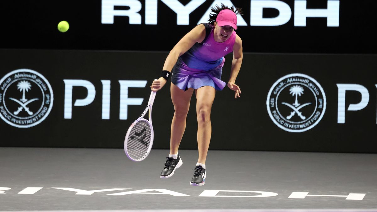 Rijad, Arabia Saudyjska, 03.11.2024. Polka Iga Świątek w meczu fazy grupowej z Czeszką Barborą Krejcikovą podczas tenisowego turnieju WTA Finals 2024 w Rijadzie w Arabii Saudyjskiej, 3 bm. (mk) PAP/Marcin Cholewiński