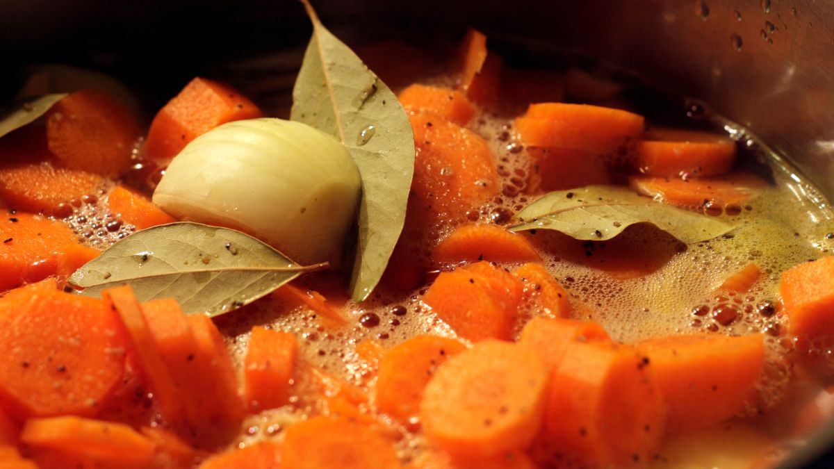 Liść laurowy tylko do pewnego momentu poprawia smak potrawy