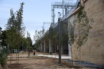 Kraków: Park pod estakadami kolejowymi w  końcu zaczyna wyglądać jak park. Robi się zielono! To już końcowy etap prac w tym miejscu