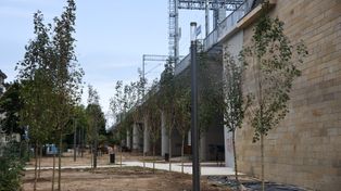 Kraków: Park pod estakadami kolejowymi w  końcu zaczyna wyglądać jak park. Robi się zielono! To już końcowy etap prac w tym miejscu