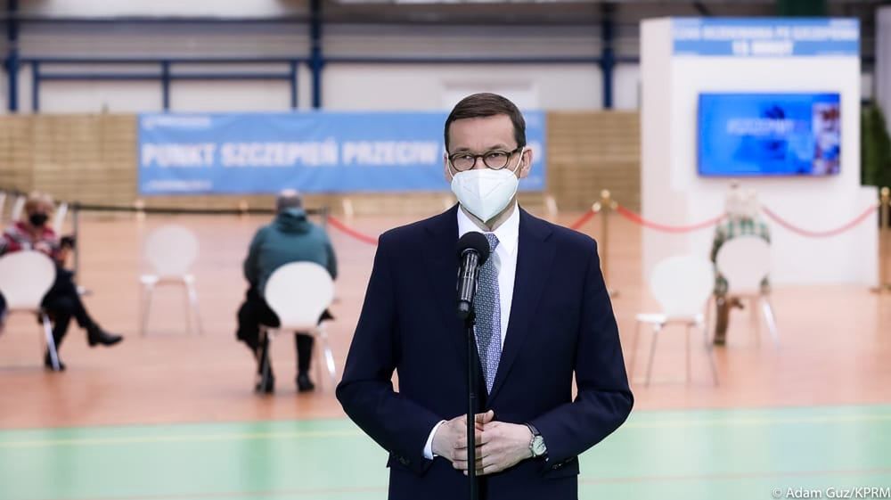 Mateusz Morawiecki w trakcie konferencji nt. szczepionek na COVID. Na zdjęciu w Skierniewicach (woj. łódzkie)