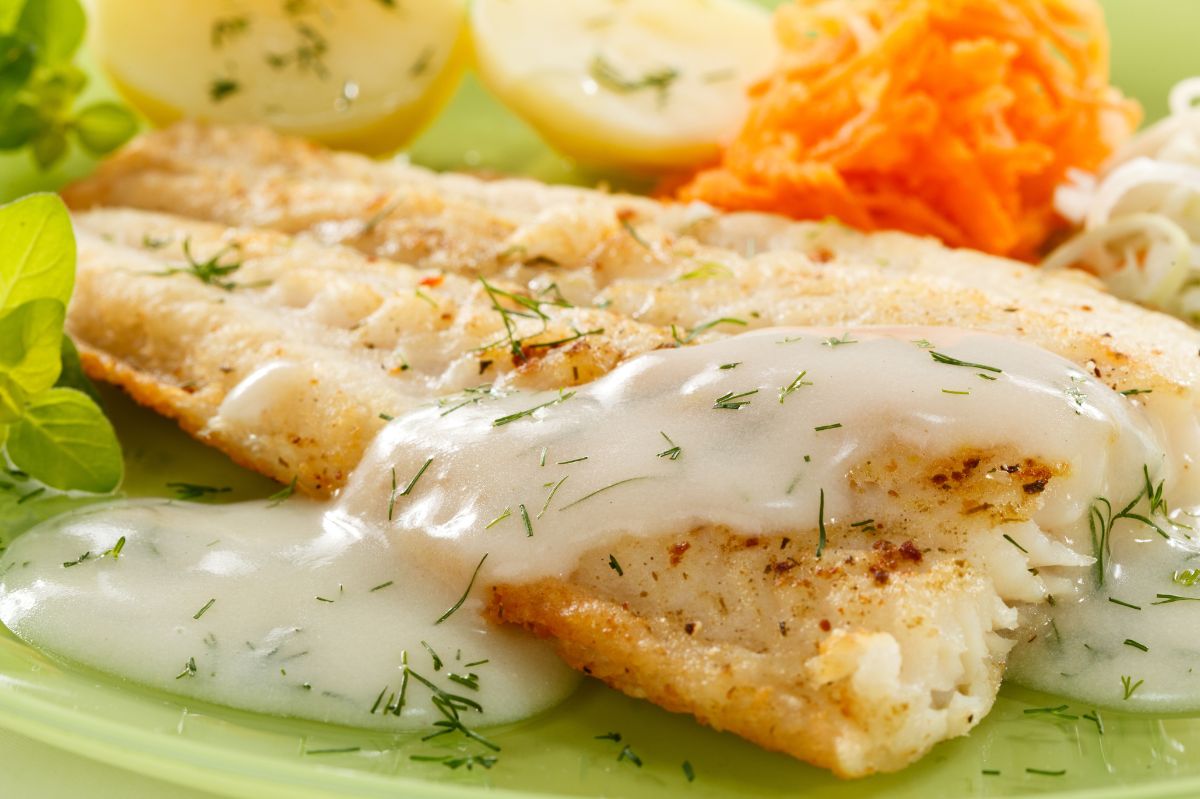 Coraz rzadziej jemy tę zdrową rybę. W sosie smakuje rewelacyjnie