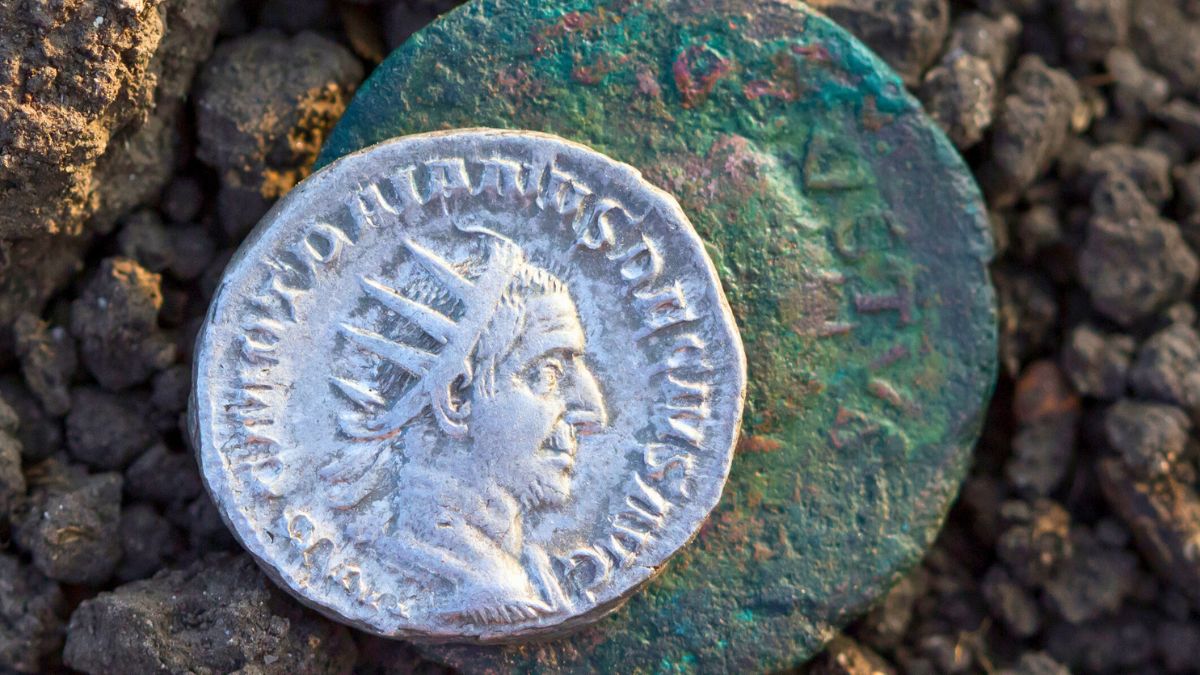 Dwie antyczne monety