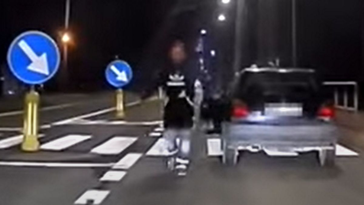 Pirat drogowy wyszedł z samochodu do autorki nagrania