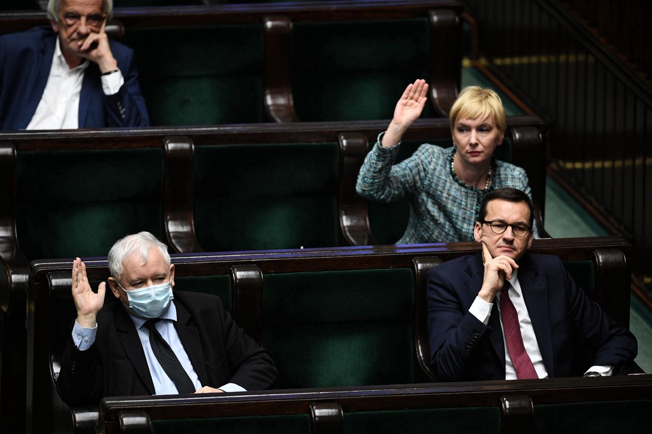 Wybory prezydenckie 2020. Sejm uchwalił ustawę PiS. "Maszynka do głosowania"
