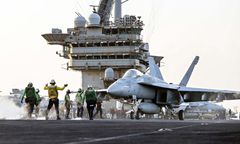 Wystartowały z USS Nimitz. Katastrofa śmigłowca i F-18