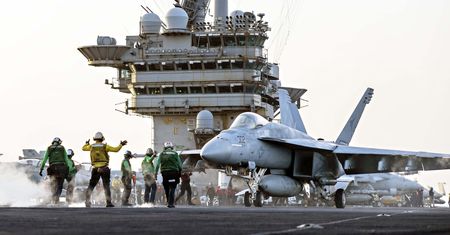 Wystartowały z USS Nimitz. Katastrofa śmigłowca i F-18