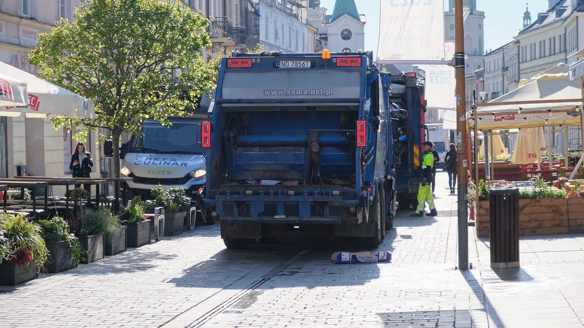 Ruch pojazdów na deptaku Krakowskiego Przedmieścia w Lublinie
