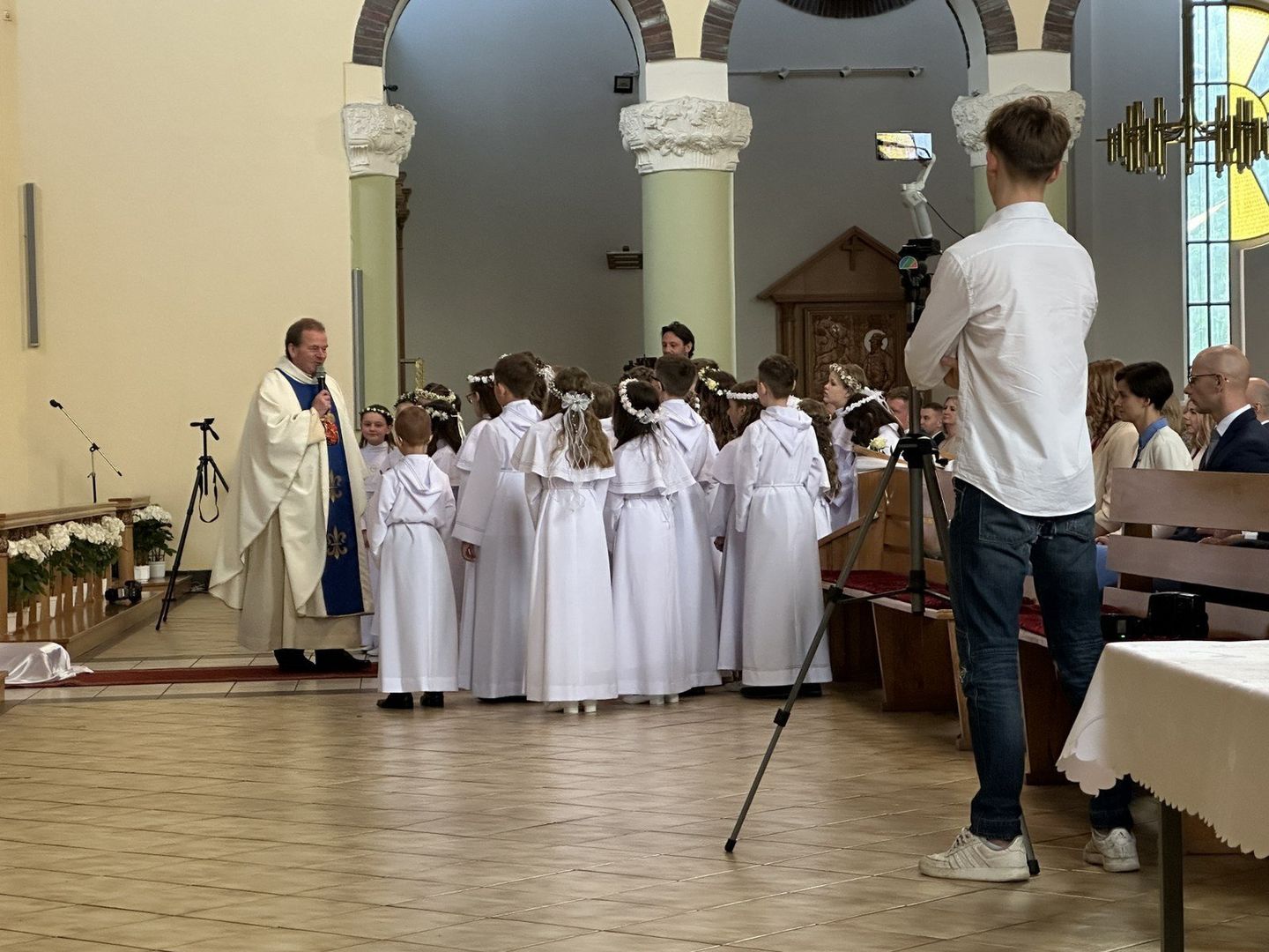 Maj upływa tradycyjnie pod znakiem uroczystości pierwszokomunijnych. W sobotę zorganizowano ją w kościele św. Antoniego Padewskiego w Lesznie. Dzieci w pięknych albach zasiadły w ławkach wspólnie ze swoimi rodzicami