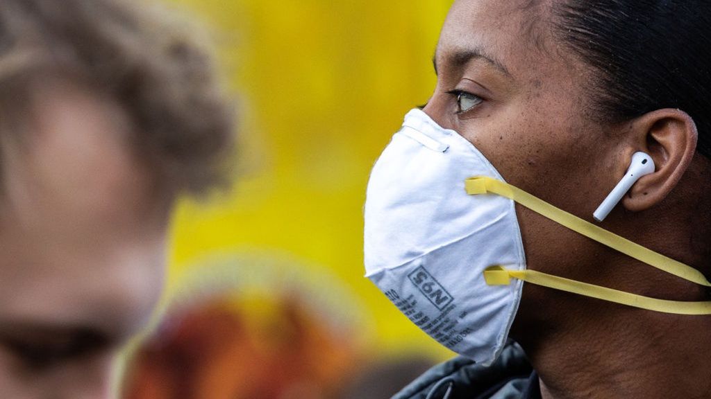 Założenie maseczki nie zapobiega zarażaniu innych, ale pozwala ograniczyć ryzyko