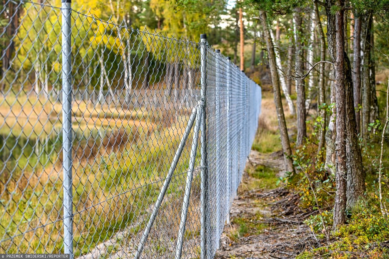 Stawiają ogrodzenia aż do samego jeziora. Kontrole na północy Polski