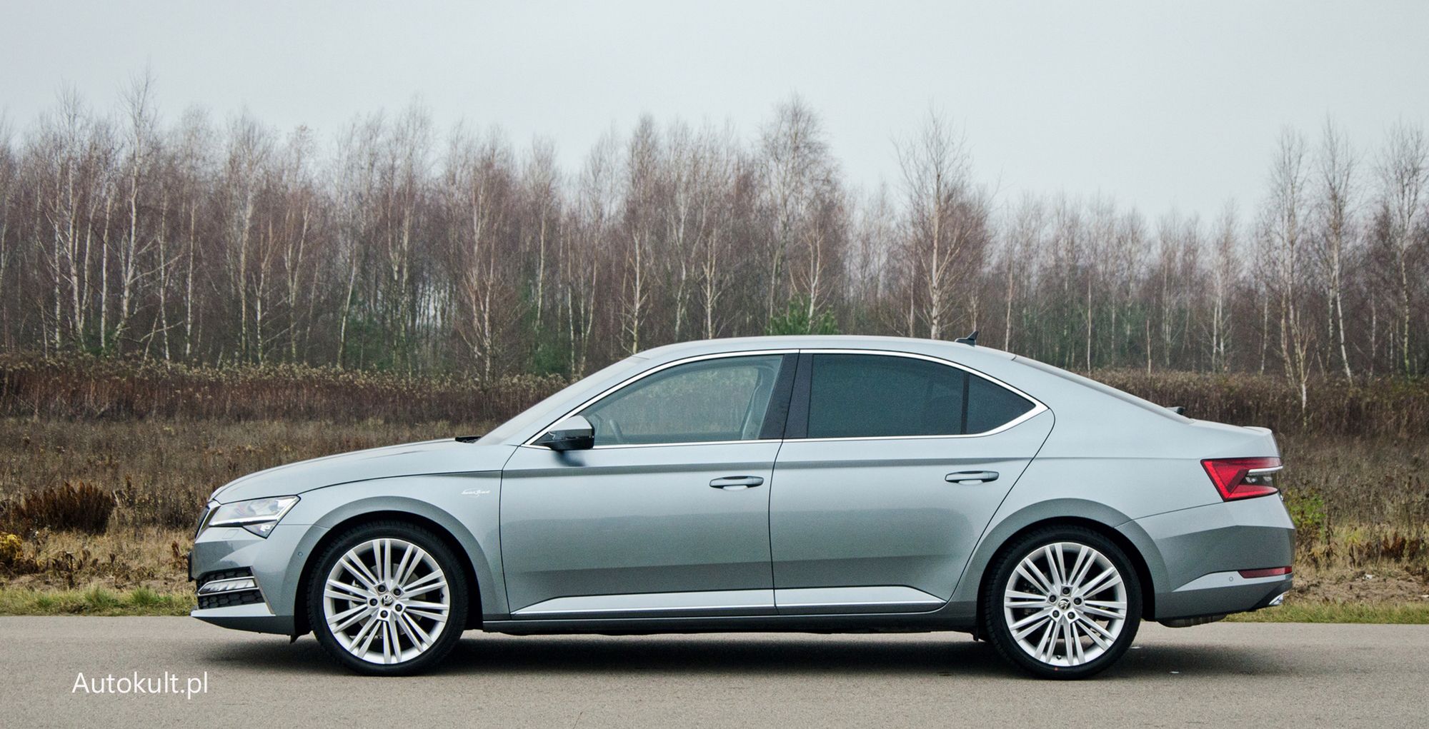 Skoda Superb pozostaje liftbackiem, co nie jest już tak popularne w segmencie D jak kiedyś.