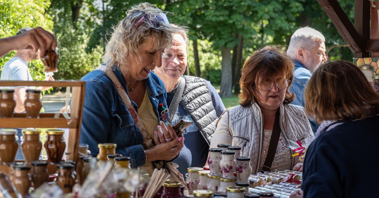 Białystok: przed teatrem trwa trzydniowy Jarmark Świętojański