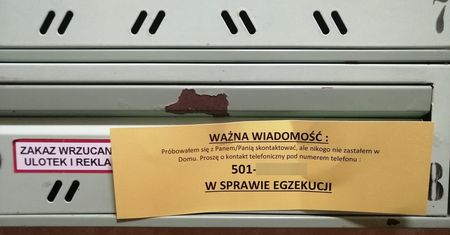 "Stalking windykacyjny". Nie ma długu, przyczepili jej kartkę do skrzynki