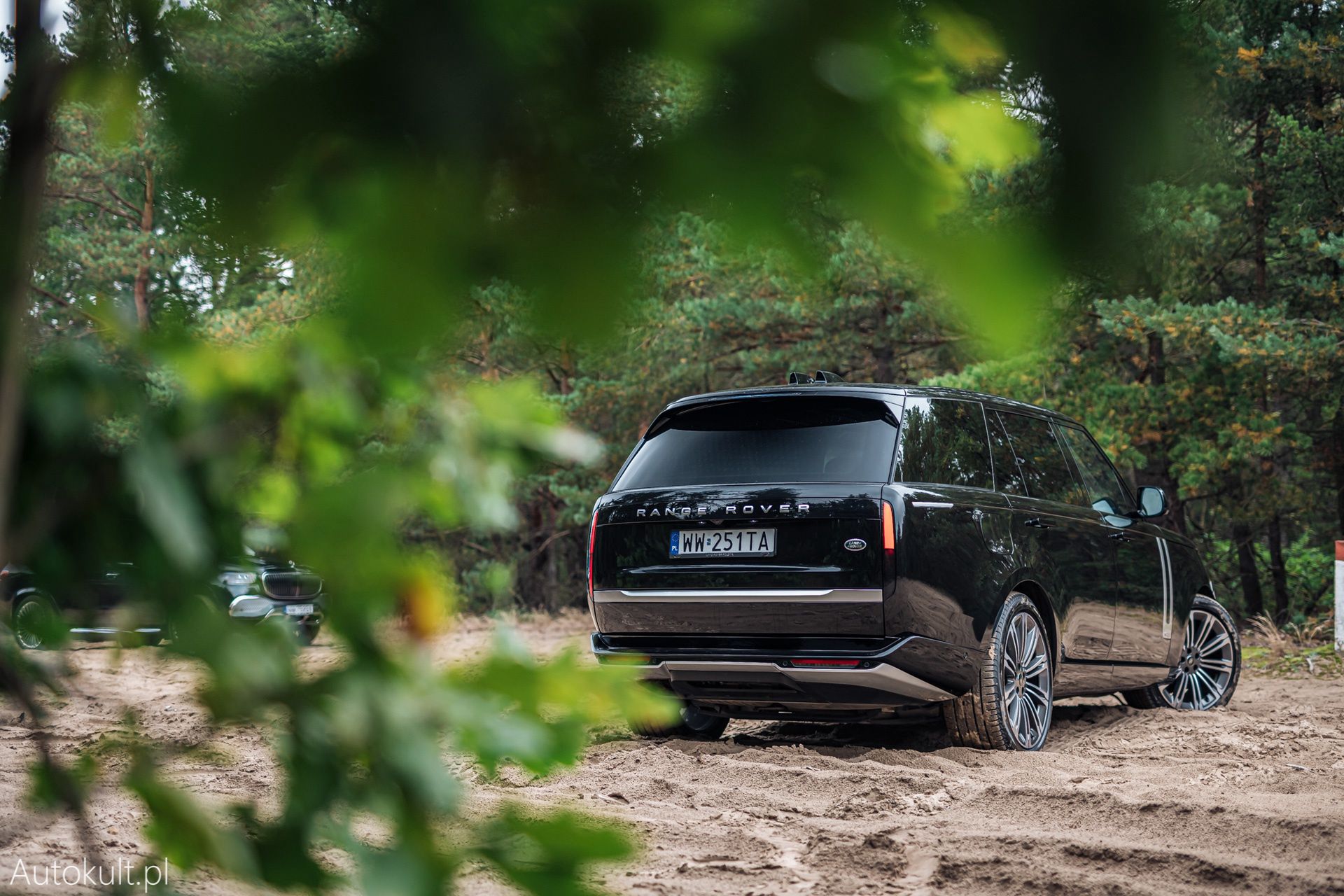Range Rover (2022) vs Bentley Bentayga S (2022) vs Mercedes-Maybach GLS 600 (2022)