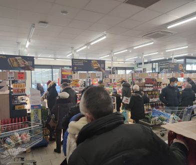 Ogromne kolejki w sklepach. Ludzie szykują się na sylwestra
