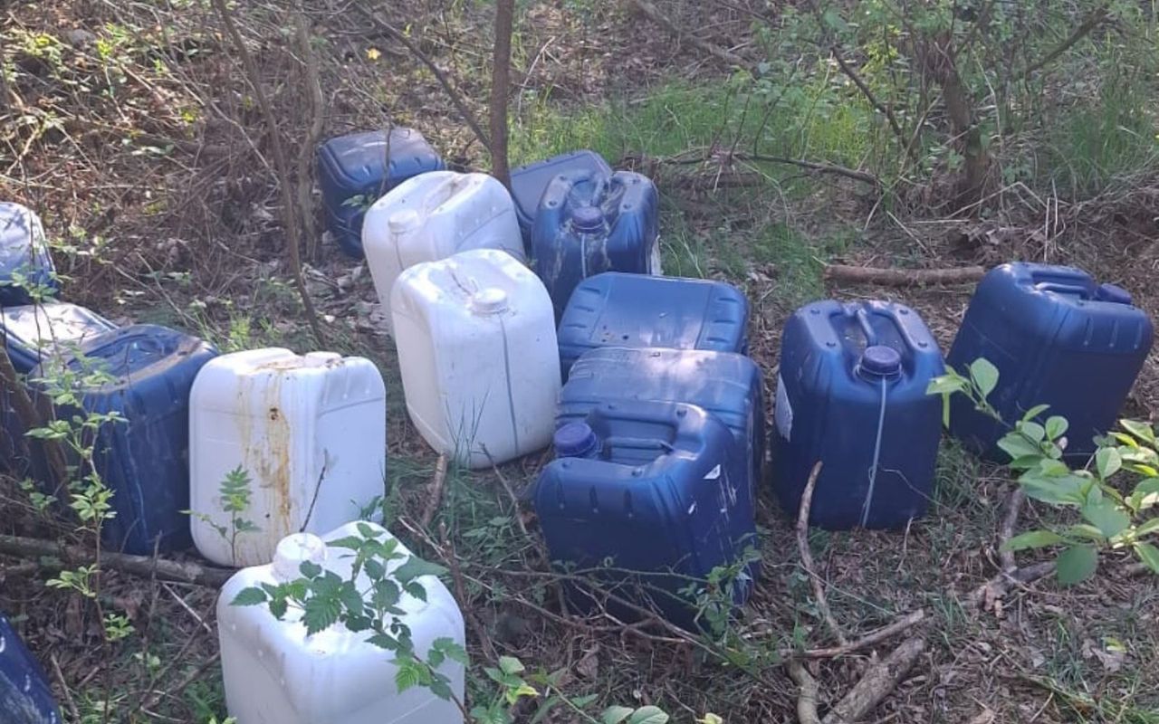 W środku było 600 litrów. Podejrzane beczki w lesie. Odkrycie służb