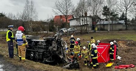 Tragiczny wypadek pod Bełchatowem. Dwie osoby nie żyją