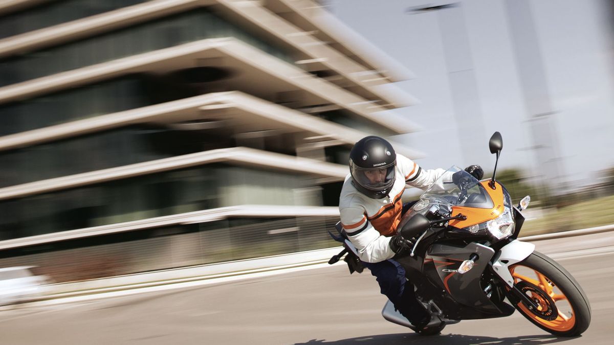 Na zdjęciu Honda CBR 125R z manualną skrzynią biegów