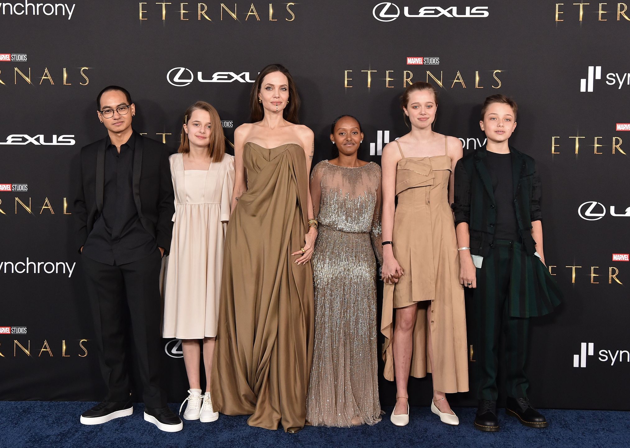 Angelina Jolie pozuje na premierze z piątką dzieci