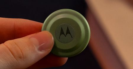 Koniec gubienia kluczy i portfeli. Motorola Moto Tag już w Polsce