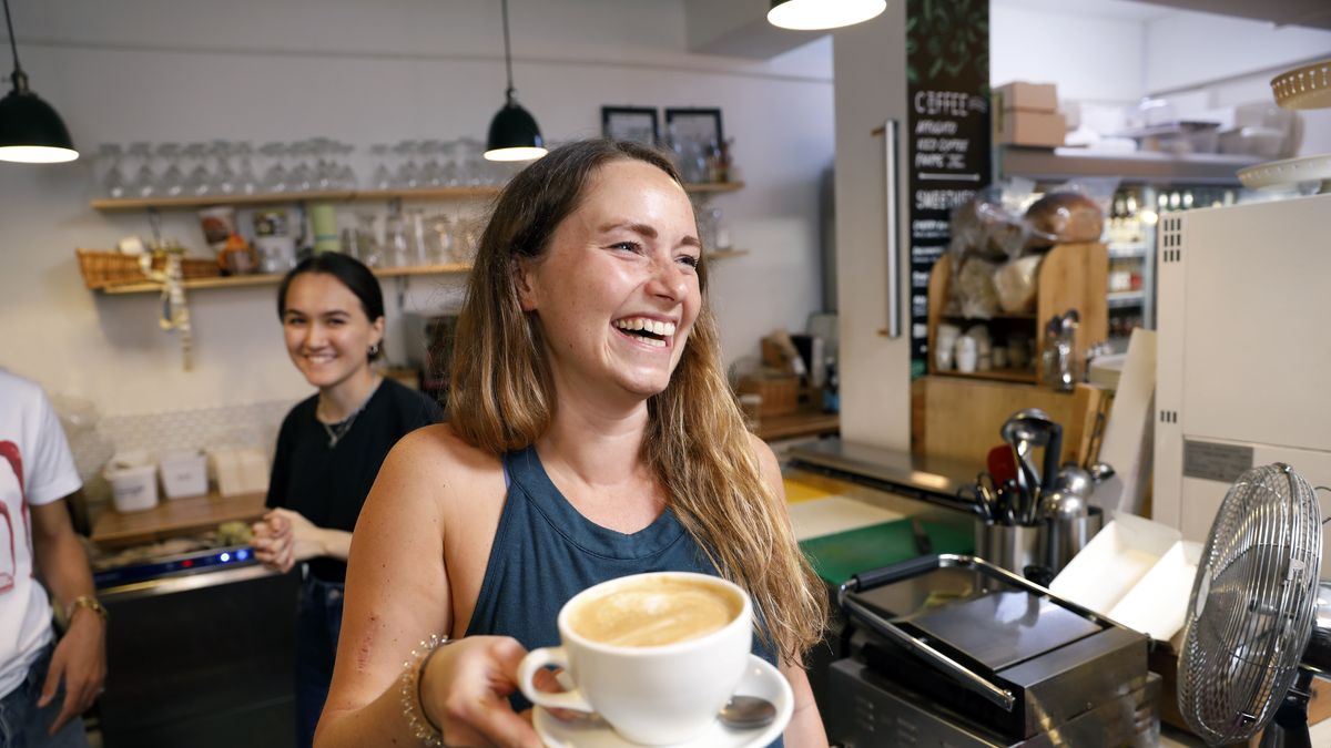 Umiarkowane spożycie kawy mielonej, rozpuszczalnej i bezkofeinowej powinno być uznane za część zdrowego stylu życia – twierdzi autor nowych badań