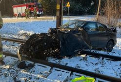Zderzenie drezyny z pojazdem osobowym na przejeździe. Jedna osoba poszkodowana