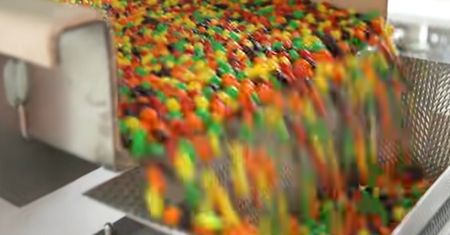 Klient zobaczył skład "Skittlesów". Złożył pozew przeciw producentowi