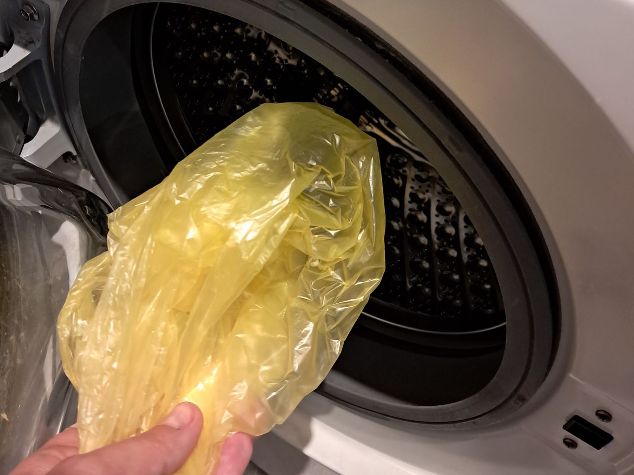 Włóż do pralki razem z praniem. Uciążliwy problem zniknie