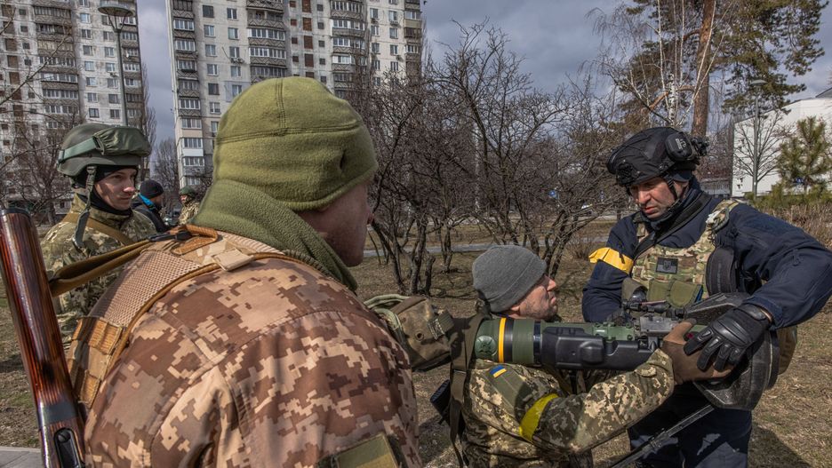 Żołnierze ukraińskiej obrony terytorialnej uczą się obsługi Javelinów