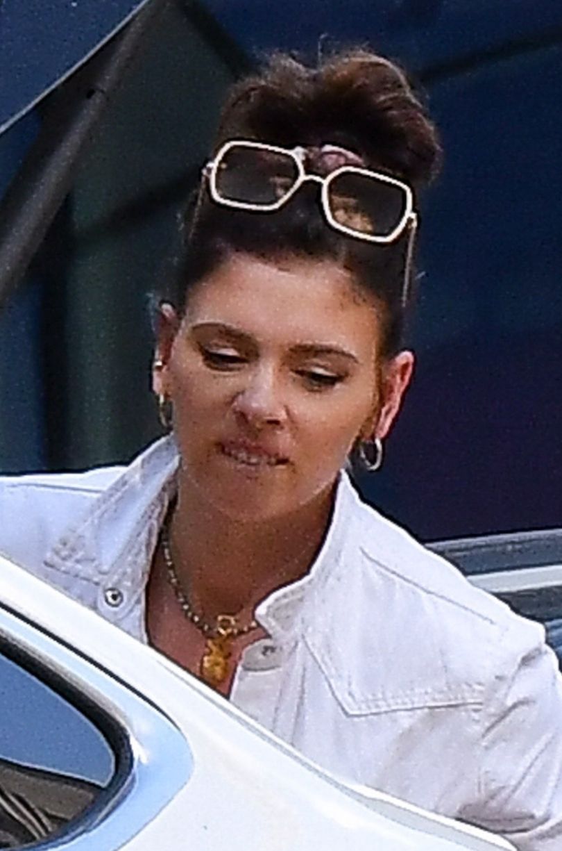 Klaudia Halejcio stroi mini, pakując obraz do bagażnika