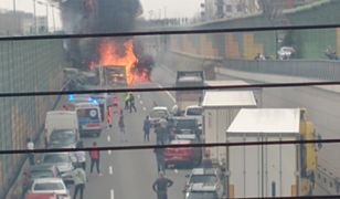 Warszawa. Wypadek na S8. Samochody stanęły w ogniu. Pożar sparaliżował ruch