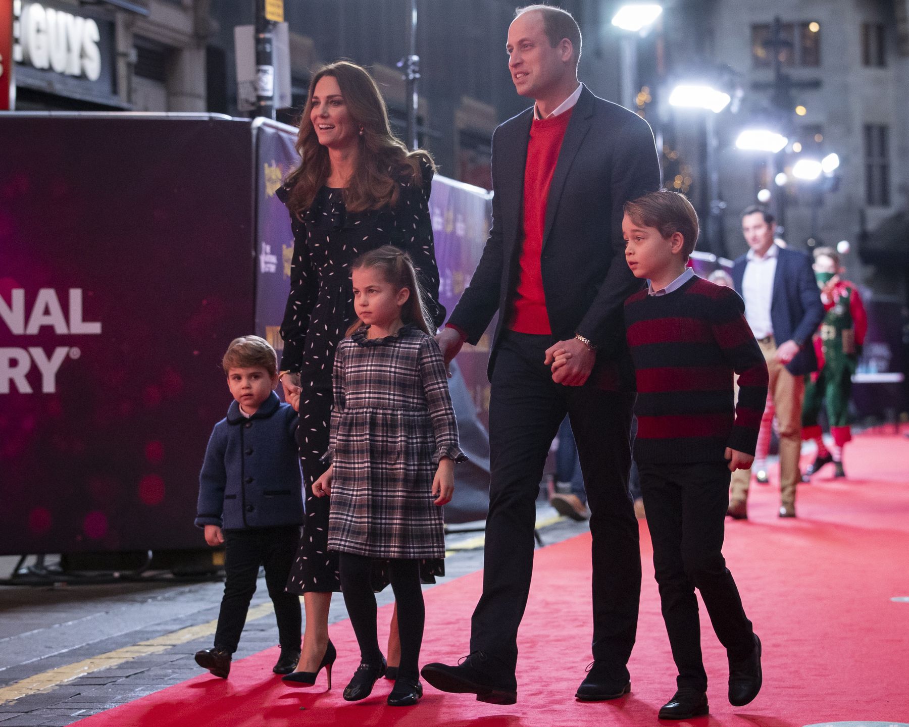 Książę William i księżna Kate z dziećmi na przedstawieniu