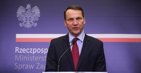 Syn Kamińskiego uderza w Sikorskiego. Pisze o "trzeciorzędnym partnerze"