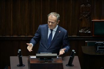 Dywersja na torach. Tusk: ładunek wybuchł pod pociągiem towarowym