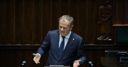 Dywersja na torach. Tusk: ładunek wybuchł pod pociągiem towarowym
