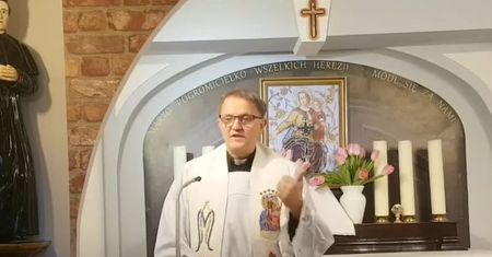 Ksiądz spojrzał na ławy. Wściekły przerwał kazanie