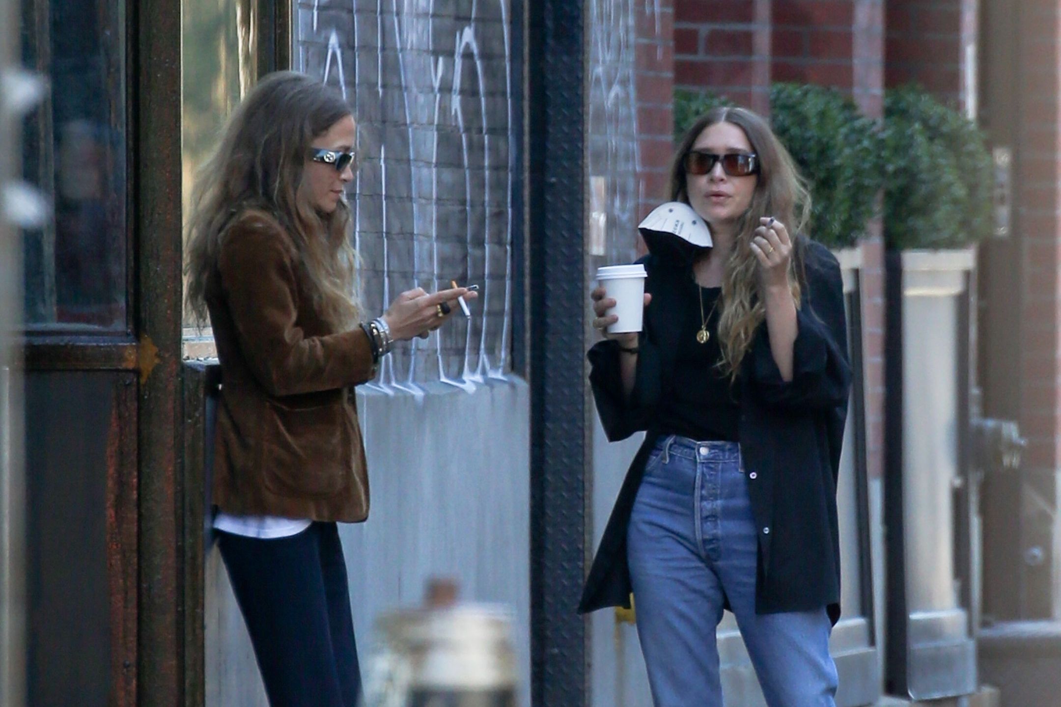 Mary-Kate i Ashley Olsen raczą się papierosowym dymem w Nowym Jorku